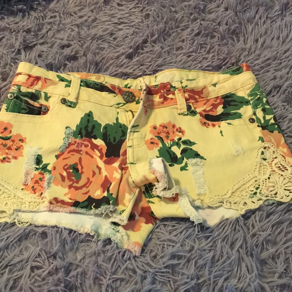 Vanilla star floral shorts